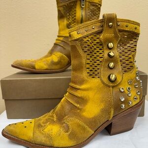 Donald J Pliner Soroh vintage suede boots